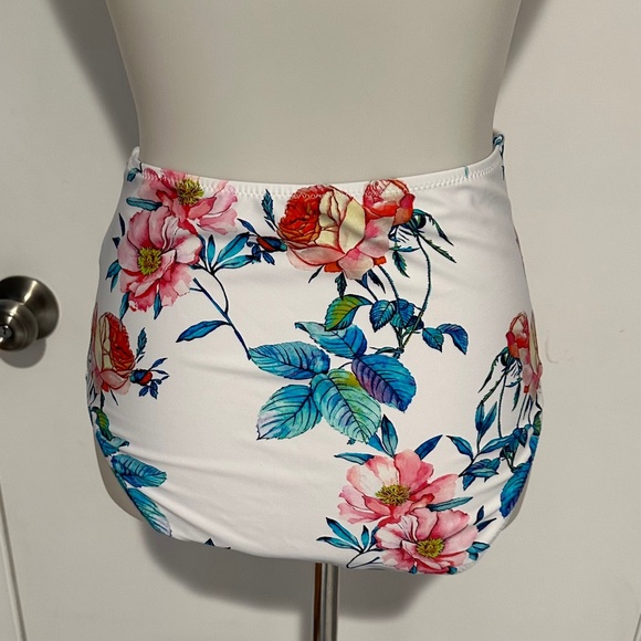 Bikini Bottom High Rise - Do no have size tag - (Can be Size L for measurements) - Picture 4 of 9